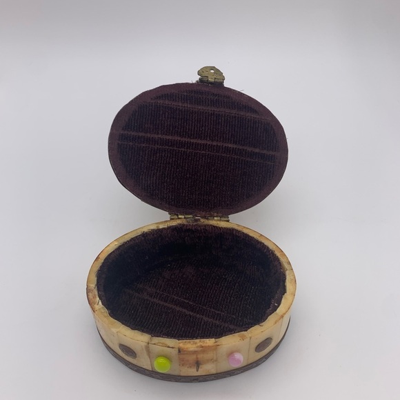 Retro Camel Bone Oval Trinket Box With Art Glass Beads Brass Trim & Clasp - Picture 9 of 11